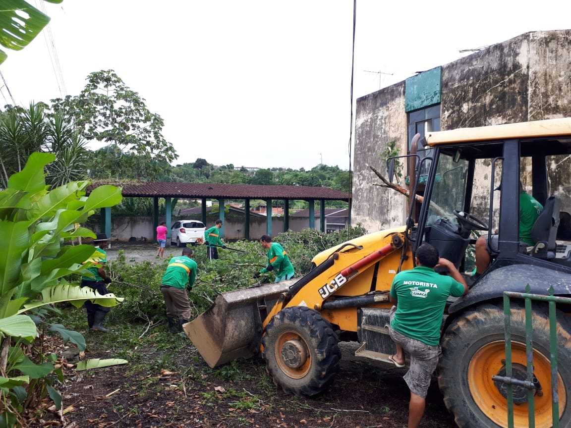 Prefeito se reúne com Secretarias e Defesa Civil para avaliar danos causados pela ventania e chuvas